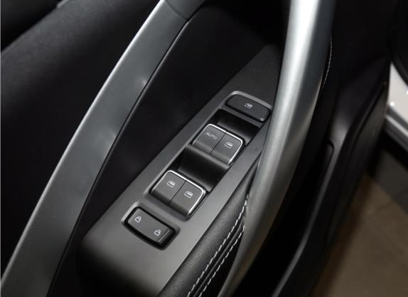 宝骏530 2021款 全球车周年纪念版 1.5T 手动尊贵型 7座 车厢座椅   门窗控制