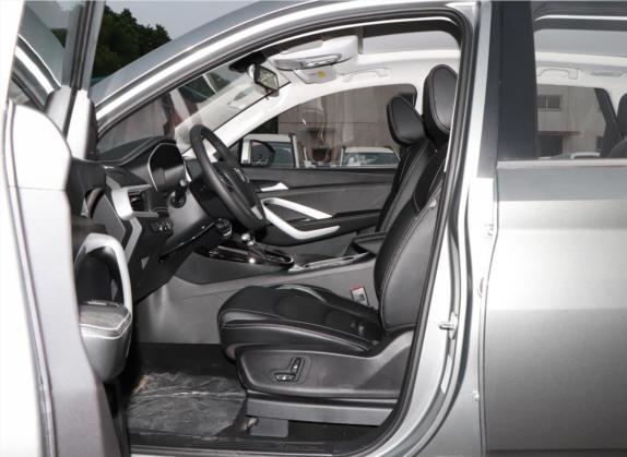 宝骏530 2021款 全球车周年纪念版 1.5T CVT尊贵互联型 6座 车厢座椅   前排空间