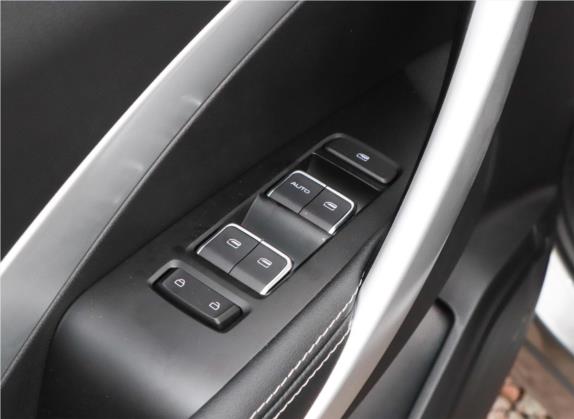 宝骏530 2021款 全球车周年纪念版 1.5T CVT尊贵互联型 6座 车厢座椅   门窗控制