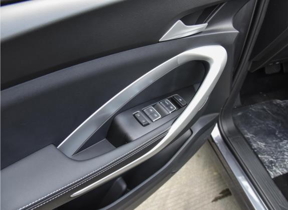 宝骏530 2021款 全球车周年纪念版 1.5T CVT尊贵互联型 7座 车厢座椅   门窗控制
