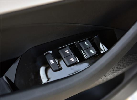 宝骏360 2019款 1.5L CVT豪华型 国VI 车厢座椅   门窗控制