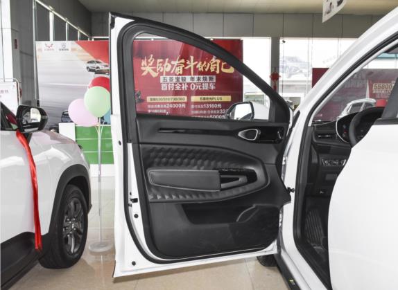 宝骏RM-5 2019款 1.5L CVT 24小时在线精英型 7座 车厢座椅   前门板