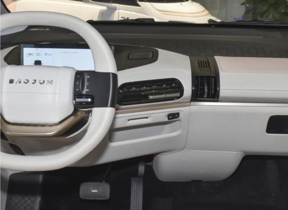 宝骏KiWi EV 2021款 高定版时髦金 磷酸铁锂 中控类   中控台