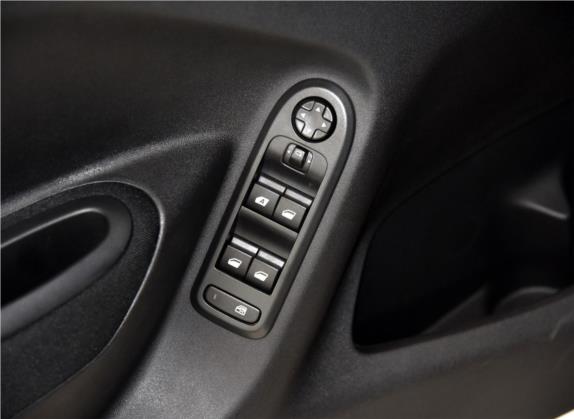 标致301 2014款 1.6L 手动舒适版CNG 车厢座椅   门窗控制