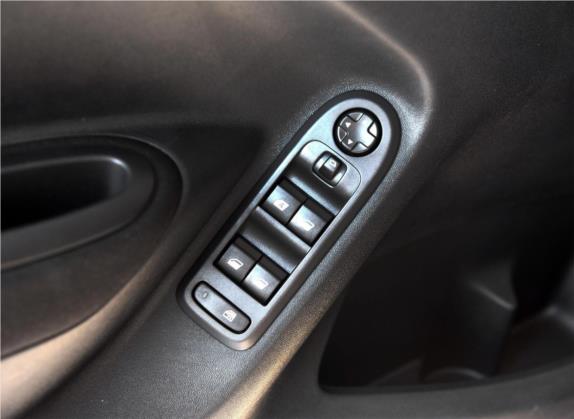 标致301 2016款 1.6L 手动舒适版 车厢座椅   门窗控制