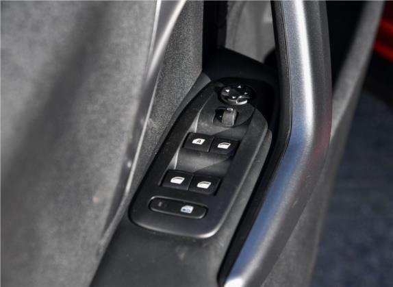 标致2008 2018款 1.6L 自动潮流版 车厢座椅   门窗控制