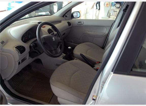 标致206 2005款 1.6L 手动风尚版 车厢座椅   前排空间