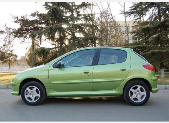 标致206 2005款 1.6L 手动智尚版 外观   正侧