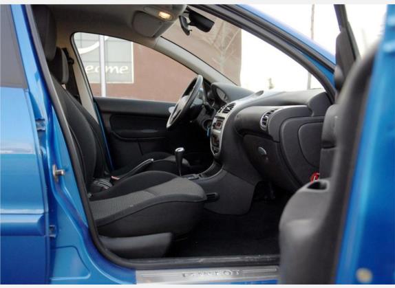 标致206 2007款 1.6L 自动睿动版 车厢座椅   前排空间