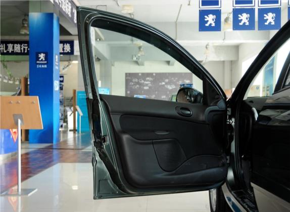 标致207 2010款 两厢 1.4L 手动驭乐版 车厢座椅   前门板