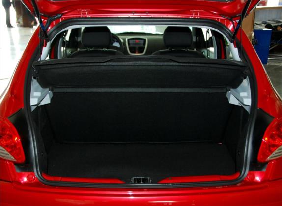 标致207 2011款 两厢 1.6L 自动驭乐版 车厢座椅   后备厢