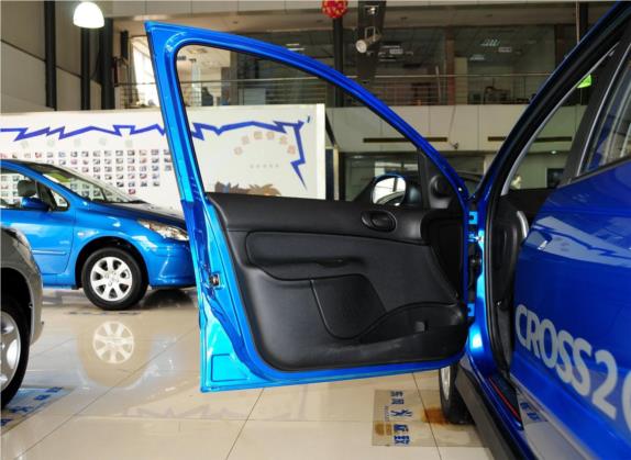 标致207 2013款 CROSS 1.4L 手动驭乐型 车厢座椅   前门板