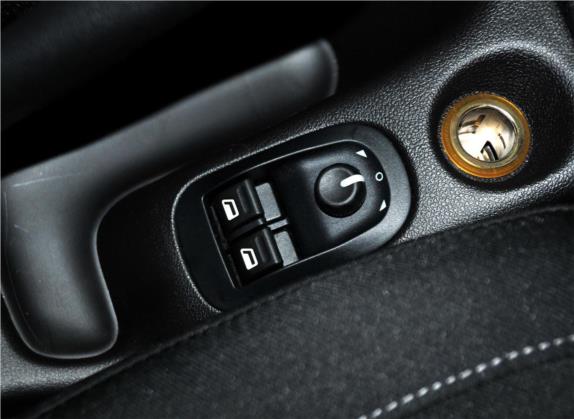标致207 2013款 CROSS 1.4L 手动驭乐型 车厢座椅   门窗控制