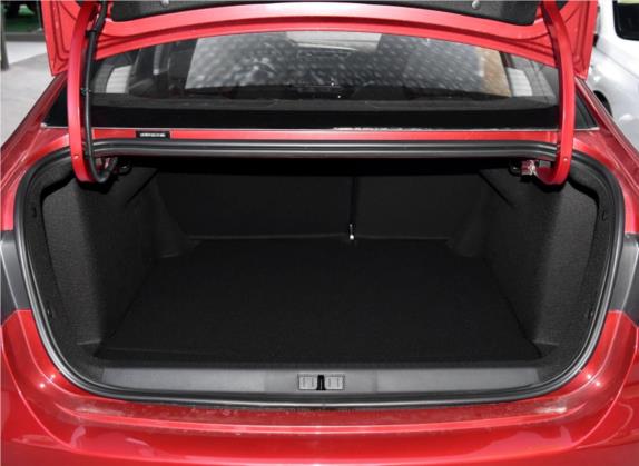 标致308 2016款 1.6L 自动时尚版 车厢座椅   后备厢