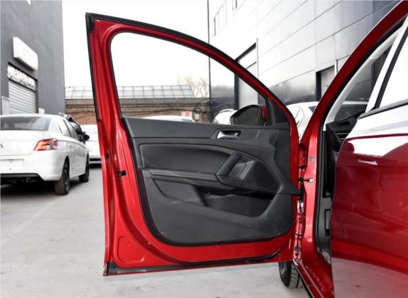 标致308 2016款 1.6L 自动时尚版 车厢座椅   前门板