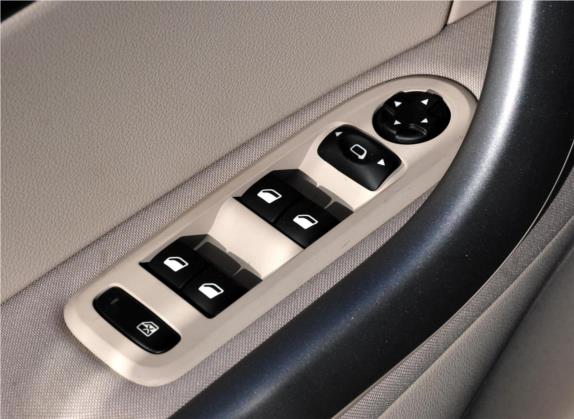 标致408 2011款 2.0L 手动豪华版 车厢座椅   门窗控制