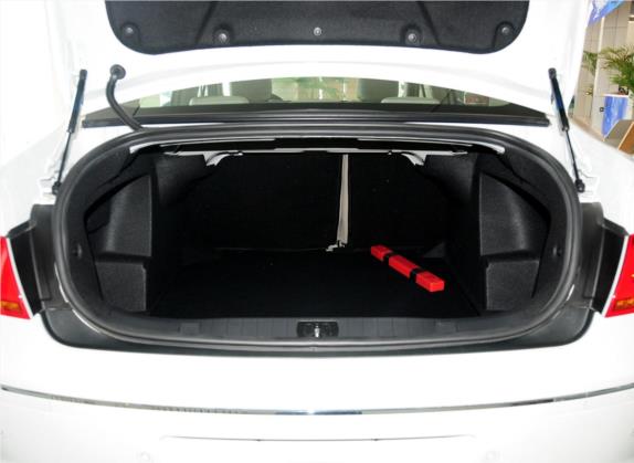 标致408 2013款 1.6L 手动舒适版 车厢座椅   后备厢