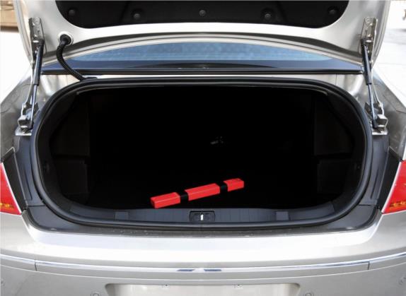 标致408 2013款 2.0L 自动舒适版 车厢座椅   后备厢
