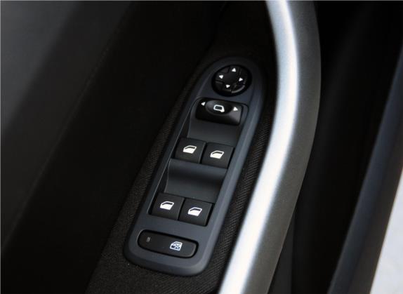标致408 2013款 2.0L 自动舒适版 车厢座椅   门窗控制