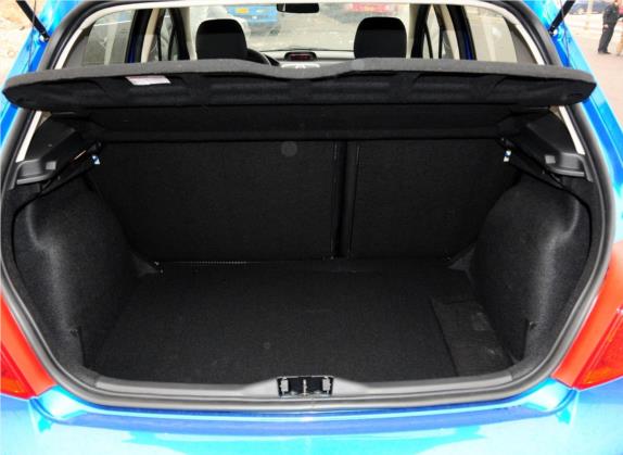 标致307 2012款 两厢 1.6L 自动舒适版 车厢座椅   后备厢
