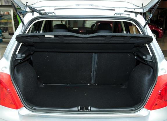 标致307 2012款 1.6L 手动CROSS 车厢座椅   后备厢