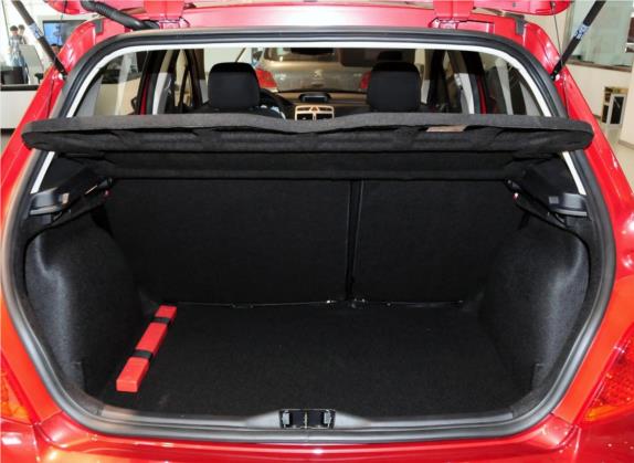 标致307 2013款 1.6L 手动CROSS 车厢座椅   后备厢