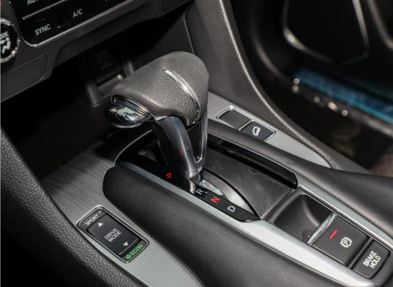 冠道 2022款 240TURBO 两驱限量纪念版 中控类   挡把