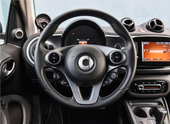博速 smart fortwo 2017款 0.9T 硬顶BRABUS Xclusive 中控类   驾驶位