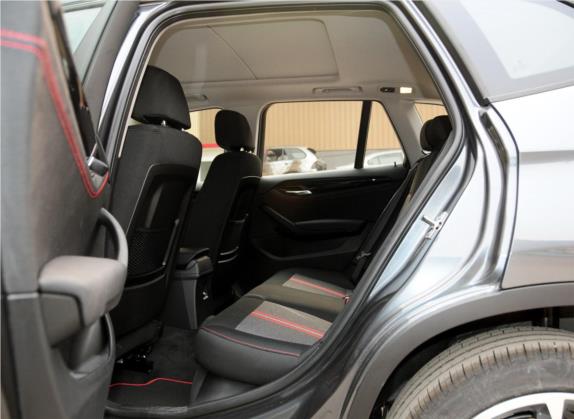 宝马X1 2013款 sDrive18i 运动设计套装 车厢座椅   后排空间