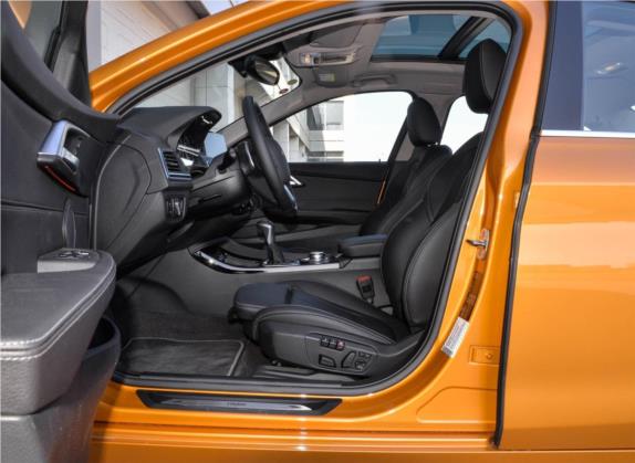 宝马1系 2017款 125i 运动型 车厢座椅   前排空间