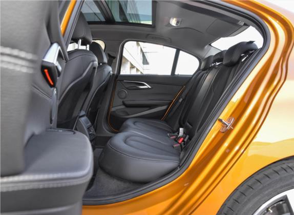 宝马1系 2017款 125i 运动型 车厢座椅   后排空间