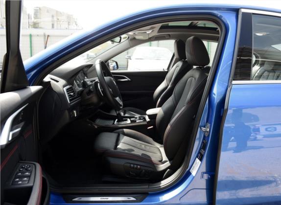 宝马1系 2018款 125i 运动型 车厢座椅   前排空间