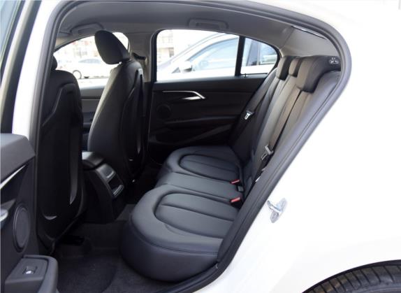 宝马1系 2018款 改款 118i 时尚型 车厢座椅   后排空间