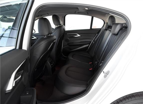 宝马1系 2018款 改款 125i 运动型 车厢座椅   后排空间