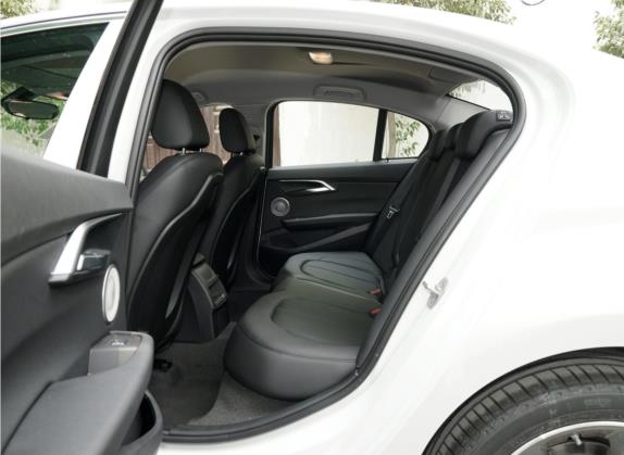 宝马1系 2021款 改款 120i M运动版 车厢座椅   后排空间