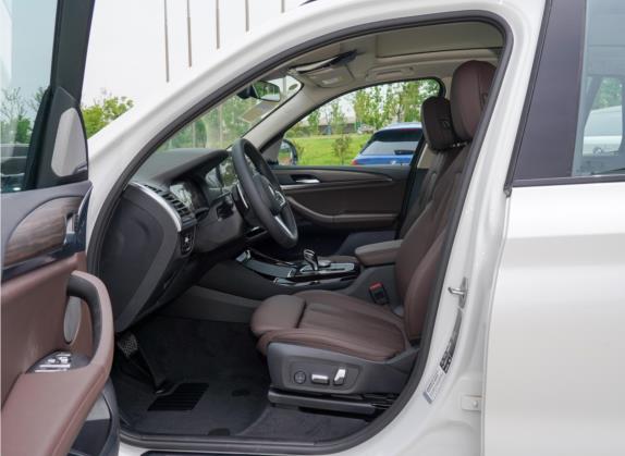 宝马X3 2022款 改款 xDrive30i 领先型 M曜夜套装 车厢座椅   前排空间