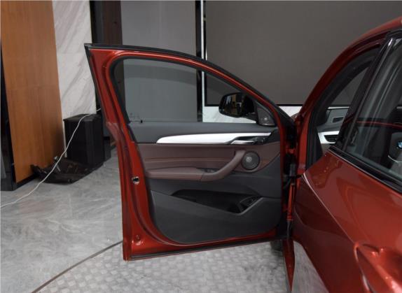 宝马X2 2021款 xDrive25i 曜夜版 车厢座椅   前门板