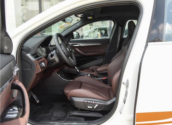 宝马X2 2022款 sDrive25i 锋芒版 车厢座椅   前排空间