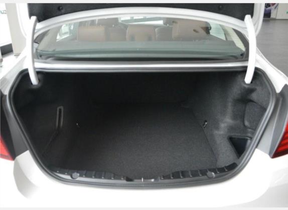 宝马5系 2017款 528Li xDrive领先型 车厢座椅   后备厢