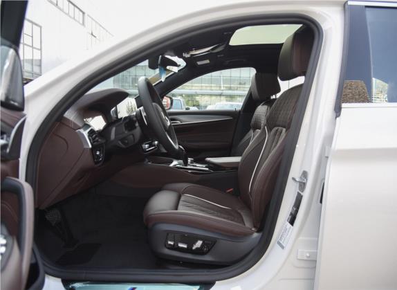 宝马5系 2020款 530Li 行政型 M运动套装 车厢座椅   前排空间