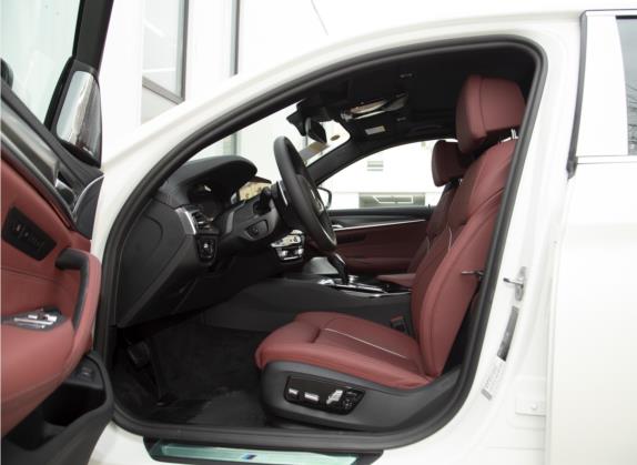 宝马5系 2022款 改款 530Li 行政型 M运动套装 车厢座椅   前排空间