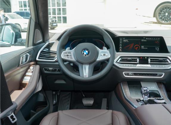 宝马X5 2022款 xDrive 40Li M运动套装 中控类   驾驶位