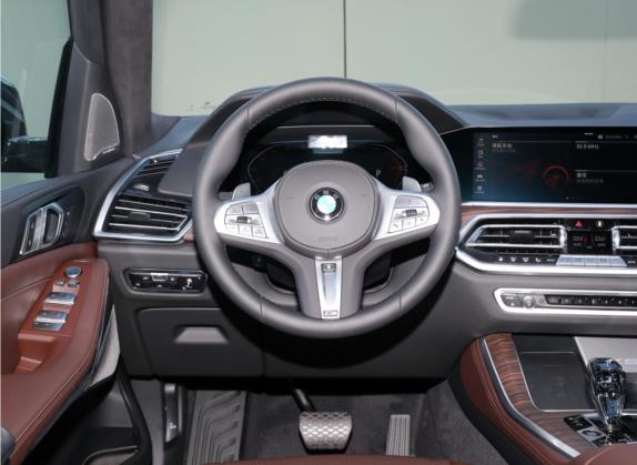 宝马X5 2022款 改款 xDrive 40Li 尊享型M运动套装 中控类   驾驶位