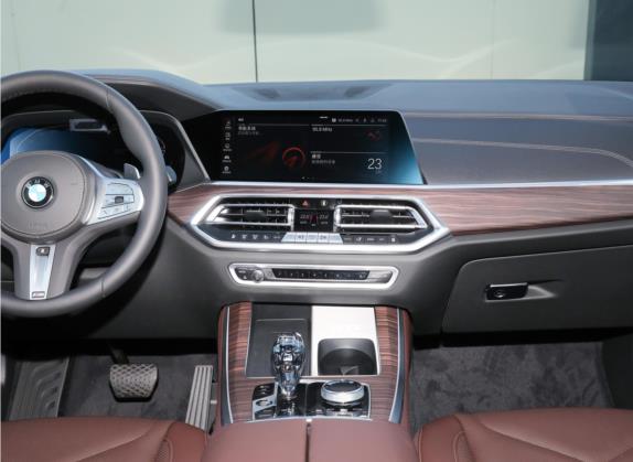 宝马X5 2022款 改款 xDrive 40Li 尊享型M运动套装 中控类   中控台