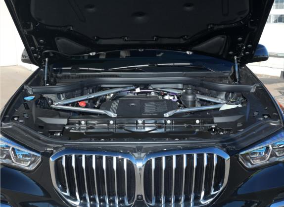 宝马X5 2022款 改款 xDrive 40Li 尊享型M运动套装 其他细节类   发动机舱