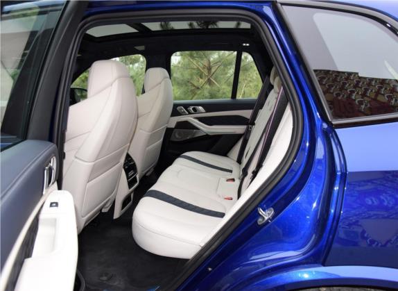 宝马X5 M 2020款 X5 M 车厢座椅   后排空间