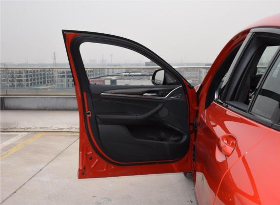 宝马X4 M 2019款 X4 M 车厢座椅   前门板