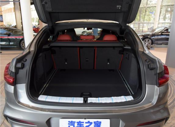 宝马X4 M 2021款 X4 M雷霆版 车厢座椅   后备厢