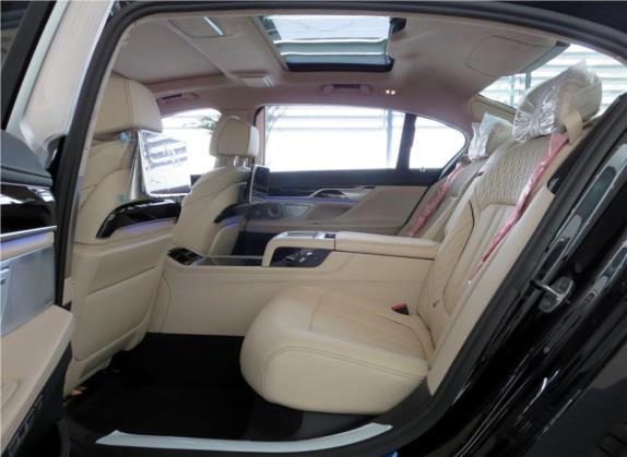 宝马7系 2017款 M760Li xDrive 卓越奢华版 车厢座椅   后排空间