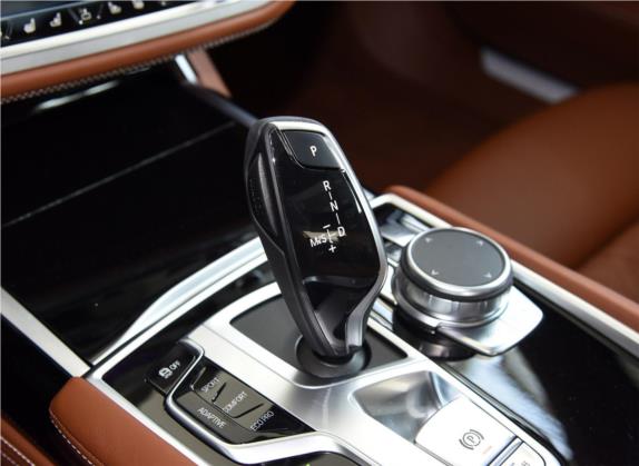 宝马7系 2019款 改款 750Li xDrive V8 豪华套装 中控类   挡把